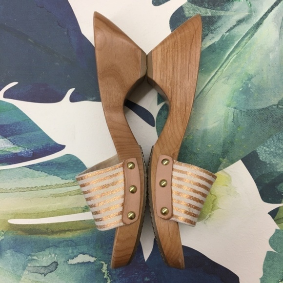 KIN and KIND Gold Metallic Striped Wooden Sandal - Picture 3 of 7